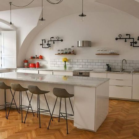 Beautiful 2Bed Apartment In The Centre Of Varazdin Exterior photo