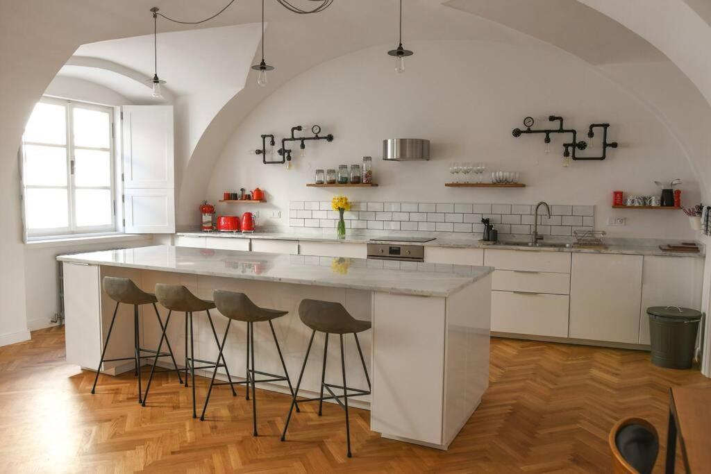 Beautiful 2Bed Apartment In The Centre Of Varazdin Exterior photo